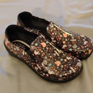 Klogs Black Slip-On Shoes with Pink & Teal Hearts Size 8M